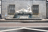 Ansicht des Dora-Brunnens in der Via Roma, ausgeführt von Umberto Baglion, 1893-1965, und aufgestellt 1939, die allegorische Statue stellt den Fluss Dora mit einer Frau dar, die auf einem Sockel liegt, aus dem Wasser fließt, Turin, Piemont, Italien, Europa