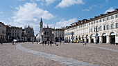 Blick auf die Piazza San Carlo, einen Platz mit barocker Architektur und dem Reiterdenkmal von Emmanuel Philibert von Carlo Marochetti aus dem Jahr 1838 in seiner Mitte, Turin, Piemont, Italien, Europa