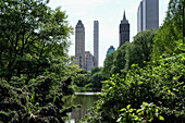 Blick auf das Stadtbild von Manhattan von The Pond aus gesehen, einem der sieben Gewässer im Central Park in der Nähe des Grand Army Plaza, gegenüber dem Central Park South vom Plaza Hotel, New York City, Vereinigte Staaten von Amerika, Nordamerika