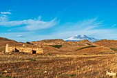 Ländliche Landschaft um den schneebedeckten Vulkan Ätna im Herbst, Ätna-Park, Provinz Catania, Sizilien, Italien, Mittelmeerraum, Europa