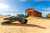 Der griechische Concordia-Tempel, Teil der alten Stadt Akragas, von unten gesehen, Tal der Tempel, UNESCO-Welterbe, Agrigento, Sizilien, Italien, Mittelmeer, Europa