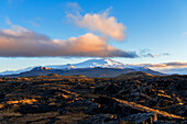 Snaefellsjokull-Gletscher, der den Snaefell-Vulkan bedeckt, bei Sonnenuntergang mit rosa Wolken und blauem Himmel, Snaefellsnes-Halbinsel, Westisland, Island, Polarregionen