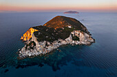 Sonnenuntergang über der Insel Gavi mit der Insel Zannone im Hintergrund, Luftaufnahme, Gemeinde Ponza, Nationalpark Circeo, Pontinischer Archipel, Tyrrhenisches Meer, Provinz Latina, Latium (Latium), Italien Europa