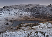 Llyn Cwmffynnon und Glyder Fawr von Moel Berfedd im Winter, Snowdonia National Park (Eryri), Nordwales, Vereinigtes Königreich, Europa