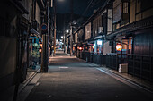 Straße im Kyotoer Geisha-Viertel Gion bei Nacht, Kyoto, Honshu, Japan, Asien