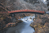 Rote Shinkyo-Brücke von Nikko im Herbst, Nikko, Tochigi, Honshu, Japan, Asien