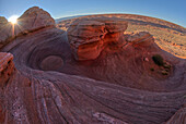 Der westliche Felsrücken der New Wave entlang des Beehive Trail im Glen Canyon Recreation Area bei Page, Arizona, Vereinigte Staaten von Amerika, Nordamerika