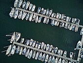 Luftaufnahme von Yachten, die in der Dart Marina am Fluss Dart in Kingswear an der Südküste von Devon, England, Vereinigtes Königreich, Europa, vertäut sind