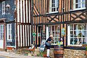 Touristische Einkäufe im Normandie-Dorf Beuvron-en-Auge, Beuvron-en-Auge, Normandie, Frankreich, Europa