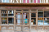 Ladenfront im normannischen Dorf Beuvron-en-Auge, Beuvron-en-Auge, Normandie, Frankreich, Europa