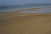 Leerer Strand an einem bedeckten Tag in der Normandie