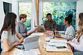Geschäftsleute besprechen ein Projekt, während sie im Büro sitzen