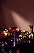 Ein kosmopolitischer Cocktail in einem traditionellen Glas, auf einer schwarzen Bar
