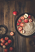 Apfel-Smoothie-Schale auf einem hölzernen Hintergrund