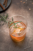 Old Fashioned Cocktail in einem Tumbler mit Bitter, Whiskey und Zucker