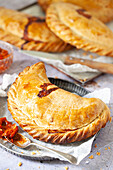 Nahaufnahme einer vegetarischen Version einer Cornish Pasty mit gewelltem Rand