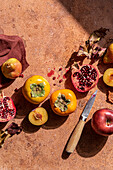 Flatlay von Herbstfrüchten in hartem Licht