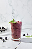 Blaubeer-Smoothie auf weißem Hintergrund