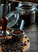 Tamper-Kaffee und Kaffeepresse, dunkler Hintergrund
