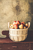 Frische reife Äpfel in einem Korb