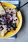 Leckere traditionelle ukrainische Teigtaschen mit Heidelbeeren und saurer Sahne