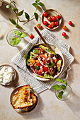 Sommerlicher griechischer Salat im Sommerlicht