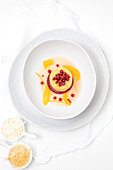 Mandarinen-Gazpacho-Dessert in einer weißen Schüssel