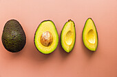 In Scheiben geschnittene Avocado auf einfarbigem Hintergrund