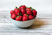 Schale mit frischen Erdbeeren