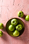 Grüne Äpfel auf einem rosa Hintergrund