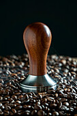Kaffeedämpfer mit Dampf und Kaffeebohnen