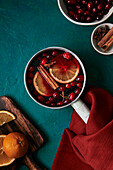 Glühweinzubereitung mit Orangen-Cranberries und Zimt