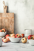 Äpfel auf einem Marmortisch in einer Küche