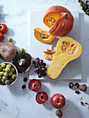 Gesundes vegetarisches Essen der Saison. Flache Platte mit Herbstgemüse, Obst und Pilzen vom örtlichen Markt. Vegane Zutaten