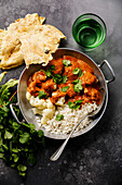 Blumenkohl-Curry und Reis auf grauem Hintergrund