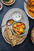 Paneer-Curry, serviert mit Chapati und Raita