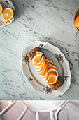 Hausgemachtes Orangenbrot auf einem Marmorküchentisch