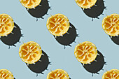 Horizontales Muster einer ausgepressten saftigen Zitrone nach der Zubereitung eines frischen Smoothie-Getränks auf grünem Hintergrund Flatlay Food