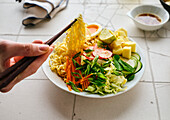 Salat Ramen - vegetarisches Gericht mit Eiernudeln, Mango, Limette und Gemüse. Gesunde panasiatische Küche