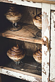 Schokoladen-Vanille-Mousse in einer rustikalen Küche