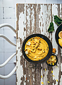 Eine Zitronendessert-Smoothie-Schale mit essbaren Blüten