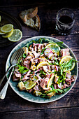 Salad with roast beef, lemon and green pepper