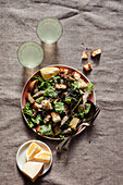 Caesar Salad Teller mit frischer Limonade