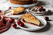 Baskische Torte mit Vanillepudding und Kirschenkompott