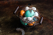 Von oben Korb mit Osterkarte Konzept mit Eiern auf rustikalen braunen Hintergrund