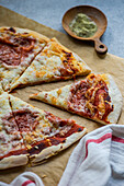 Frisch gebackene hausgemachte Pizza mit italienischen Kräutern und Parmesankäse auf dem Tisch