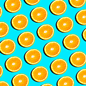 Von oben: Scheiben von leuchtend orangefarbenen Zitrusfrüchten, die in einem sich wiederholenden Muster auf einem hellblauen Hintergrund angeordnet sind und ein frisches und sommerliches Gefühl vermitteln