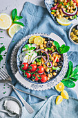 Von oben köstlicher gesunder Salat mit Gemüse und Kräutern auf einem Teller über einer Serviette