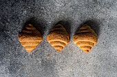 Draufsicht auf frisch gebackene Croissants auf einem Betonhintergrund