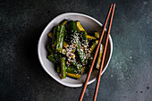 Asiatisch-würziger Gurkensalat mit Sojasauce und Sesam